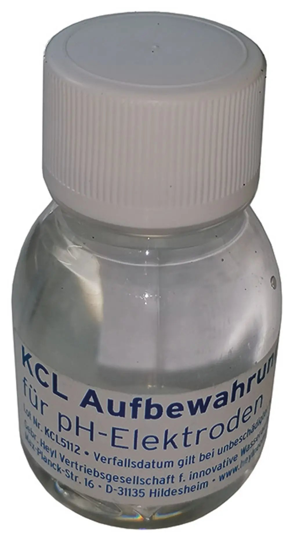 Flasche mit klarer Flüssigkeit, beschriftet mit "KCL Aufbewahrung für pH-Elektroden", Herstellerangaben von Syr. Farbige Schrift auf transparentem Untergrund.